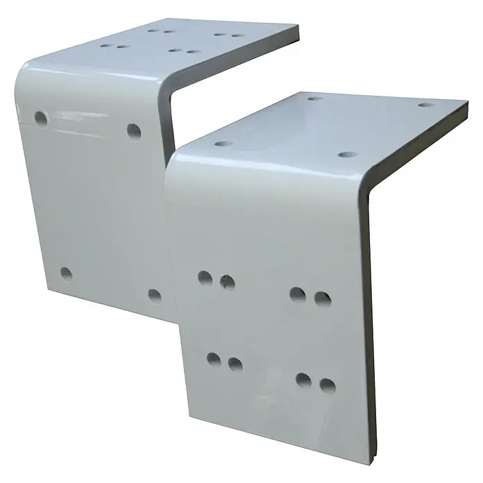 Deckenadapter ALT-ET-DA - 175 x 130 x 175 mm, Verkehrsweiß, Passend für: Sunfun Vollkassettenmarkisen Elba - Nahaufnahme von zwei weißen, abgewinkelten Halterungen mit Bohrlöchern zur Befestigung, ideal für Bau- und Montagearbeiten.