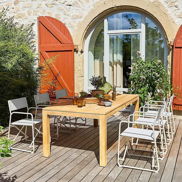 Gartenmöbel-Set Laura/Sarah - 7 -tlg., Braun/Light-Greige - Einladender Außenbereich mit einem hellen Holztisch und weißen Stühlen auf einer Holzterrasse, ideal für Mahlzeiten im Freien.