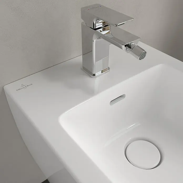 Villeroy & Boch Subway 3.0 Stand-Bidet - 37 x 59,5 cm, Weiß Alpin (glänzend), Keramik, Mit schmutzabweisender Glasur - Weißes Keramik-Bidetbecken mit Chrom-Mischbatterie und integrierter Bidetsprayfunktion. Villeroy & Boch.