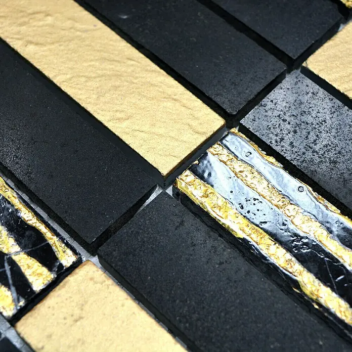 Mosaikfliese Rechteck Carving STN 79 - 30 x 30 cm, Schwarz/Gold, Matt - Nahaufnahme von schwarzen, goldenen und grauen Mosaikfliesen, die ein dekoratives und luxuriöses Muster bilden.