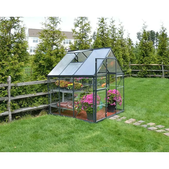 Palram – Canopia Gewächshaus Hybrid - Außenmaß inkl. Dachüberstand (B x T): 185 x 186 cm, Material Seitenwand: Metall, 0,7 mm, Grau - Nahaufnahme eines Gewächshauses voller Pflanzen im Garten.