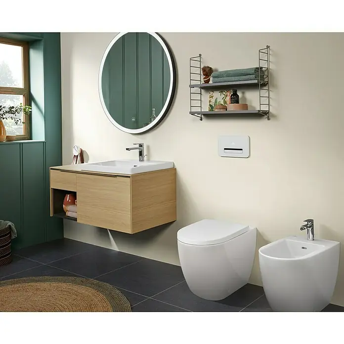 Villeroy & Boch Subway 3.0 Stand-Bidet - 37 x 59,5 cm, Weiß Alpin (glänzend), Keramik, Mit schmutzabweisender Glasur - Modernes Badezimmer mit Waschtisch aus hellem Holz, weißem Waschbecken, rundem Spiegel, wandhängendem WC und Bidet.