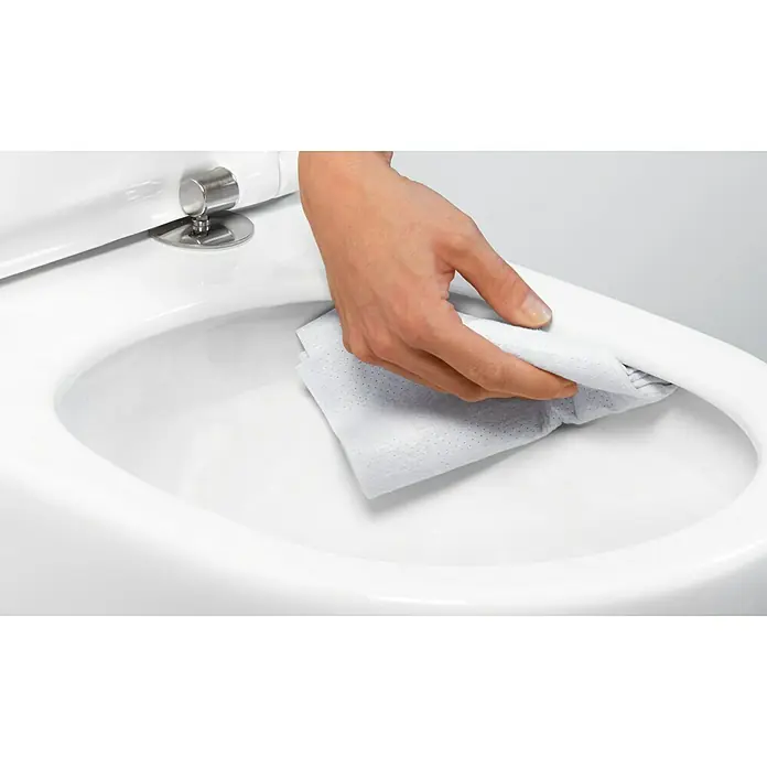 Villeroy & Boch Subway 3.0 Wand-WC - Spülrandlos, Mit schmutzabweisender Glasur, Spülform: Tief, WC Abgang: Waagerecht, Stone White - Hand wischt weißen Toilettensitz mit einem weißen Reinigungstuch.