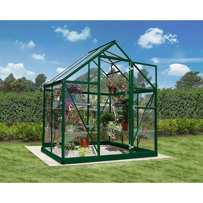 Palram – Canopia Gewächshaus Harmony - Außenmaß inkl. Dachüberstand (B x T): 185 x 126 cm, Grün, Grundfläche: 2,3 m² - Ein grünes Gewächshaus mit Pflanzen darin, auf einer Rasenfläche unter blauem Himmel.
