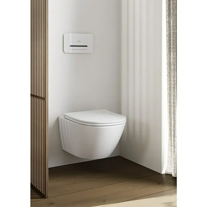 Villeroy & Boch Subway 3.0 Wand-WC - Spülrandlos, Mit schmutzabweisender Glasur, Spülform: Tief, WC Abgang: Waagerecht, Stone White - Weißes wandhängendes WC mit moderner weißer Spülplatte, in einem zeitgenössischen Bad mit Holzdetails.