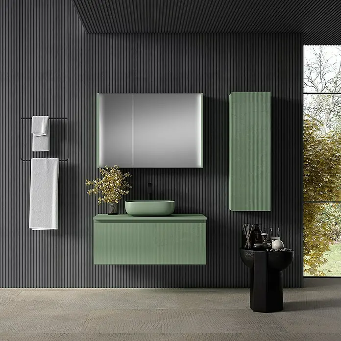 Mueble bajo de lavabo Cristal - L x An x Al: 45 x 120 x 40 cm, Verde atlántico - Interior de baño moderno con toques verdes, con un tocador, espejo y toallero sobre una pared oscura.