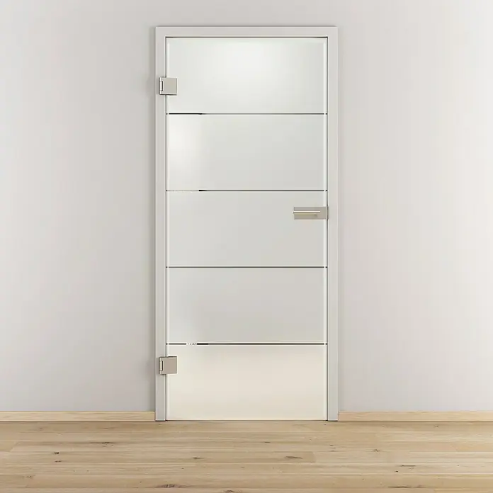 Diamond Doors Glasdrehtür Lines Positiv - 709 x 1.972 mm, DIN Links, Einscheibensicherheitsglas (ESG) - Elegante Glastür mit klaren Linien und einem modernen Griff. Die Tür ist in einem hellen, minimalistischen Design gehalten und passt perfekt zu modernen Einrichtungen.