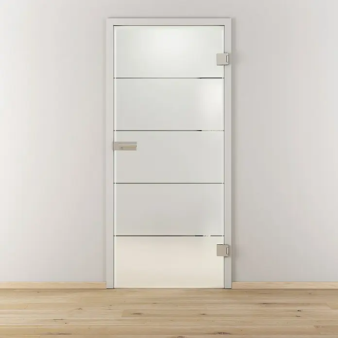 Diamond Doors Glasdrehtür Lines Positiv - 959 x 1.972 mm, DIN Rechts, Einscheibensicherheitsglas (ESG) - Eine moderne, weiße Glastür mit horizontalen Linien und silbernen Beschlägen, die in einem hellen Raum steht.
