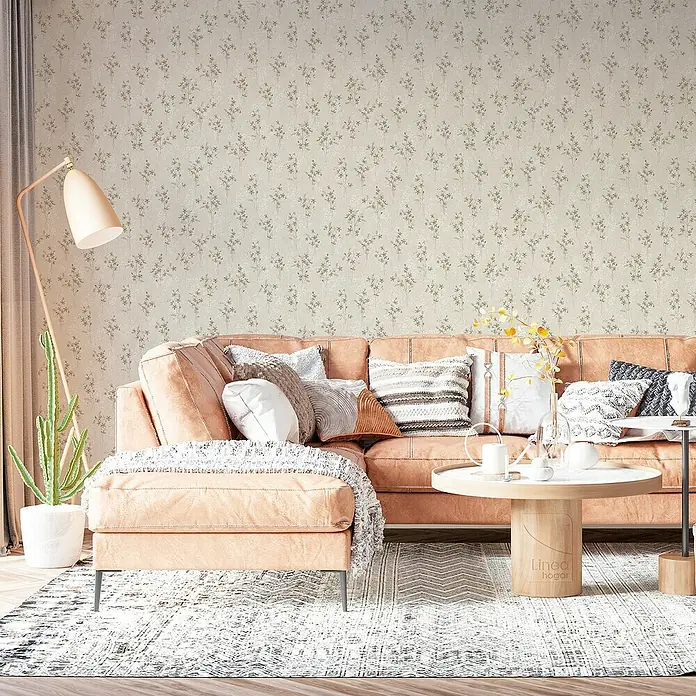Lámina decorativa autoadhesiva vinílico Premium - 90 x 280 cm, Fiore, Beige - Una acogedora escena de sala de estar con muebles cómodos, incluyendo un elegante sofá seccional marrón claro y una mesa de centro.