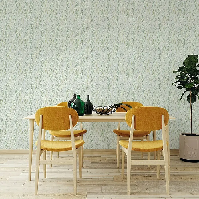 Lámina decorativa autoadhesiva vinílico Premium - 90 x 280 cm, Sauce, Verde - Un comedor acogedor con una mesa de madera, cuatro sillas amarillas y una pared de acento verde. Una planta de interior añade un toque fresco.
