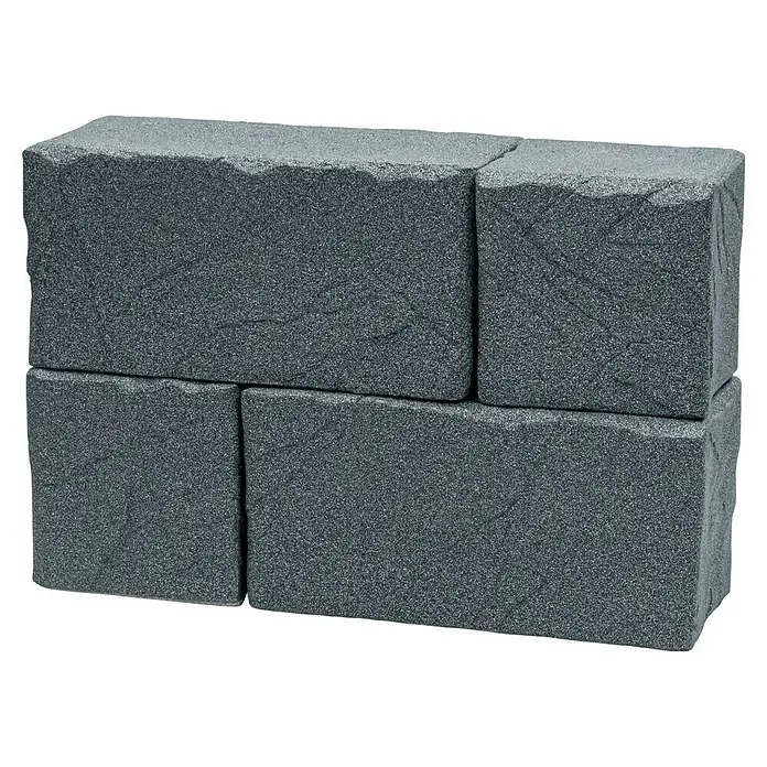 Arves Regenspeicher Stone Block - 270 l, Grau - Eine Nahaufnahme von vier grauen Pflastersteinen, die zusammen ein dekoratives Mauerwerk bilden. Ideal für Garten- und Landschaftsbauprojekte.
