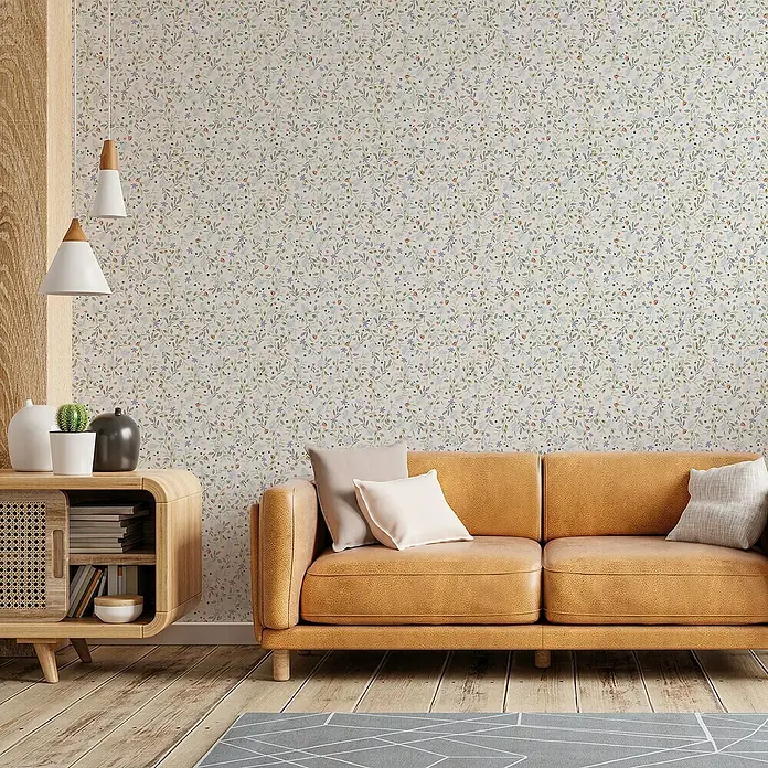 Lámina decorativa autoadhesiva vinílico Premium - 90 x 280 cm, Nastia, Multicolor - Interior de sala de estar con un moderno sofá de cuero, una mesa de madera y una pared con un patrón floral, creando un ambiente acogedor.