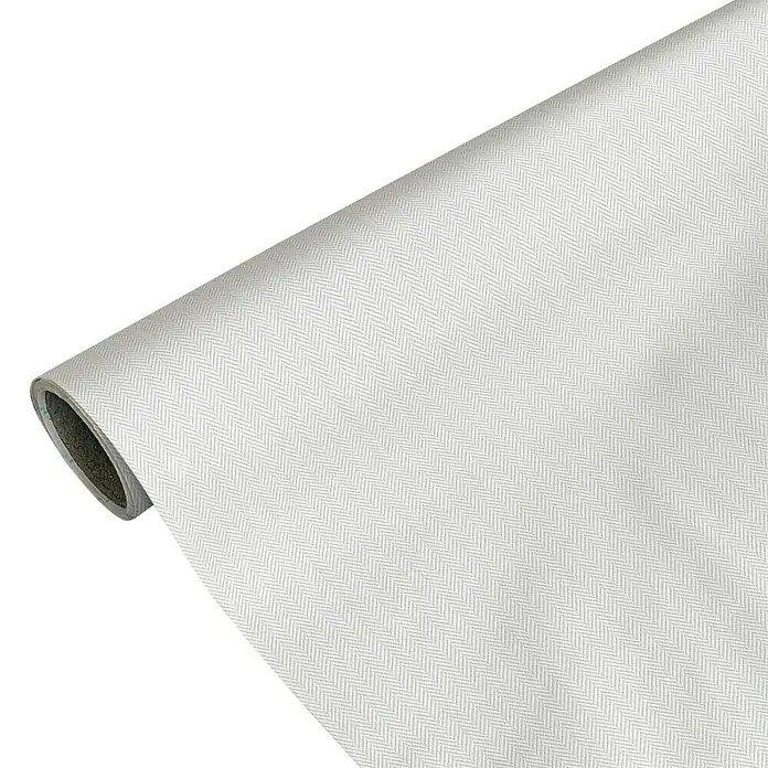 Lámina decorativa autoadhesiva vinílico Premium - 90 x 280 cm, Espiga, Gris - Primer plano de un rollo de vinilo blanco con un sutil patrón de espiga, ideal para proyectos de bricolaje y decoración del hogar. ¡Versátil y elegante!