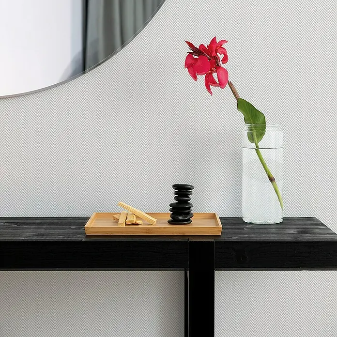 Lámina decorativa autoadhesiva vinílico Premium - 90 x 280 cm, Espiga, Gris - Primer plano de piedras decorativas, palos de madera y flor roja en un jarrón sobre una elegante consola negra.