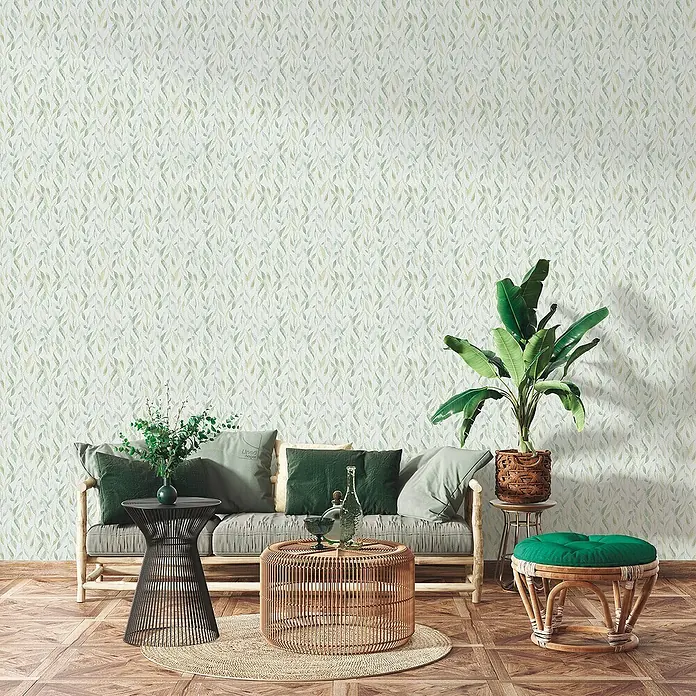 Lámina decorativa autoadhesiva vinílico Premium - 90 x 280 cm, Sauce, Verde - Sala de estar con decoración verde y un sofá elegante frente a una pared con papel pintado de hojas.