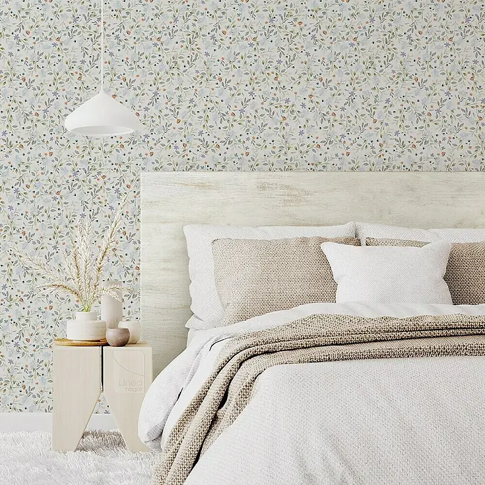 Lámina decorativa autoadhesiva vinílico Premium - 90 x 280 cm, Nastia, Multicolor - Dormitorio con papel pintado floral, cabecero de madera clara y textiles blancos, creando un ambiente sereno y acogedor.