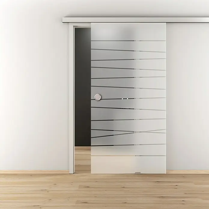 Diamond Doors Glasschiebetür Together - 935 x 2.058 mm, Einscheibensicherheitsglas (ESG) - Elegante Schiebetür aus Glas mit horizontalen Linien. Die Tür ist teilweise geöffnet und gibt den Blick auf den dahinterliegenden Raum frei.
