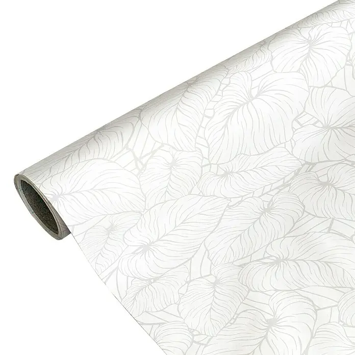 Lámina decorativa autoadhesiva vinílico Premium - 90 x 280 cm, India, Blanco - Primer plano de un rollo de papel pintado blanco con un delicado estampado floral, ideal para interiores elegantes.