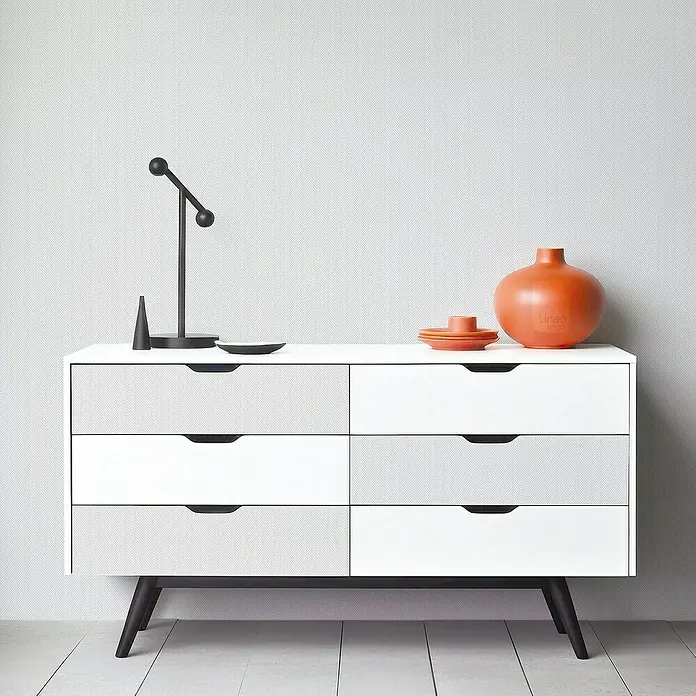 Lámina decorativa autoadhesiva vinílico Premium - 90 x 280 cm, Espiga, Gris - Imagen de un elegante aparador blanco de seis cajones, complementado con elementos decorativos elegantes.