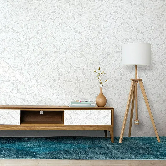 Lámina decorativa autoadhesiva vinílico Premium - 90 x 280 cm, India, Blanco - Un elegante mueble de TV con frentes blancos y estructura de madera, complementado con una lámpara de pie a juego y una alfombra azul, crea un ambiente moderno en el salón.