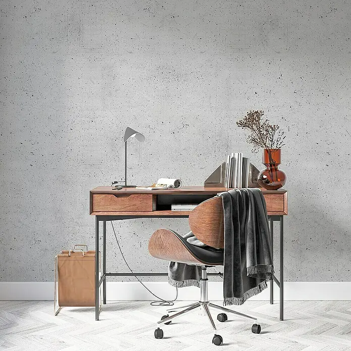 Lámina decorativa autoadhesiva vinílico Premium - 90 x 280 cm, Hormigón, Gris - Un escritorio moderno con silla de madera, lámpara y decoraciones sobre una pared gris. El diseño minimalista crea un espacio de trabajo elegante.