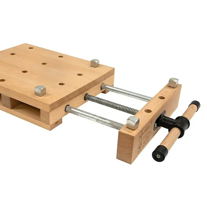 Rikta Hobelbank - L x B: 47 x 29 cm, Arbeitshöhe: 7 cm, Holz - Detailaufnahme einer Holz-Hobelbank mit Schraubstock, die zum präzisen Bearbeiten von Werkstücken dient. Das Werkzeug ist robust und langlebig.