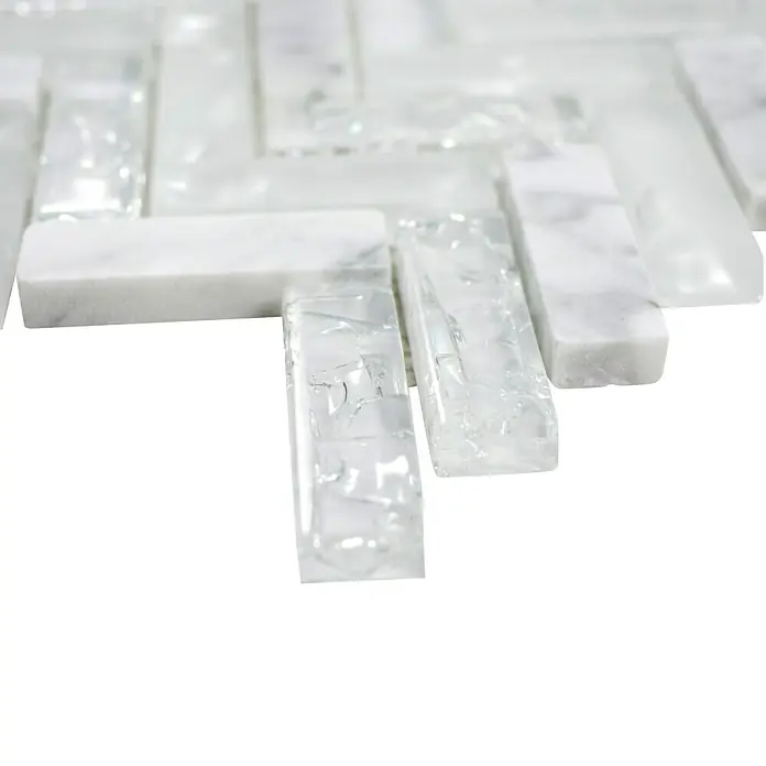 Mosaikfliese Fischgrät Crystal Mix XIC HB1511 - 26,3 x 29,3 cm, Weiß/Grau, Glänzend - Nahaufnahme eines Musters aus weißen Marmor- und Kristallglasfliesen, die in einem Fischgrätmuster angeordnet sind, ideal für elegante Innenräume.