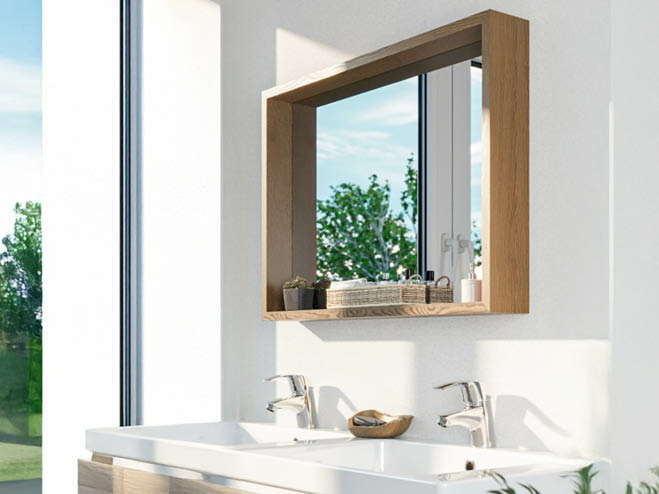 Der DIY Regalrahmen mit Spiegel hängt im Badezimmer über dem Doppelwaschbecken