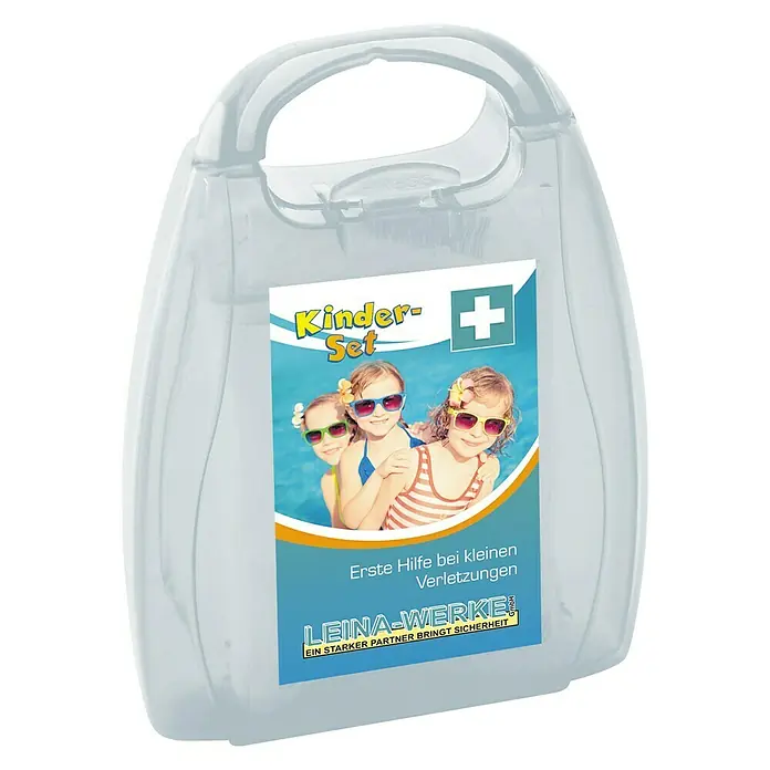 Leina-Werke Erste-Hilfe-Box Freizeit - Material Box: Kunststoff, Farbe: Transparent - Ein transparentes Erste-Hilfe-Set für Kinder, verziert mit einem fröhlichen Design mit Kindern und einem weißen Kreuz.