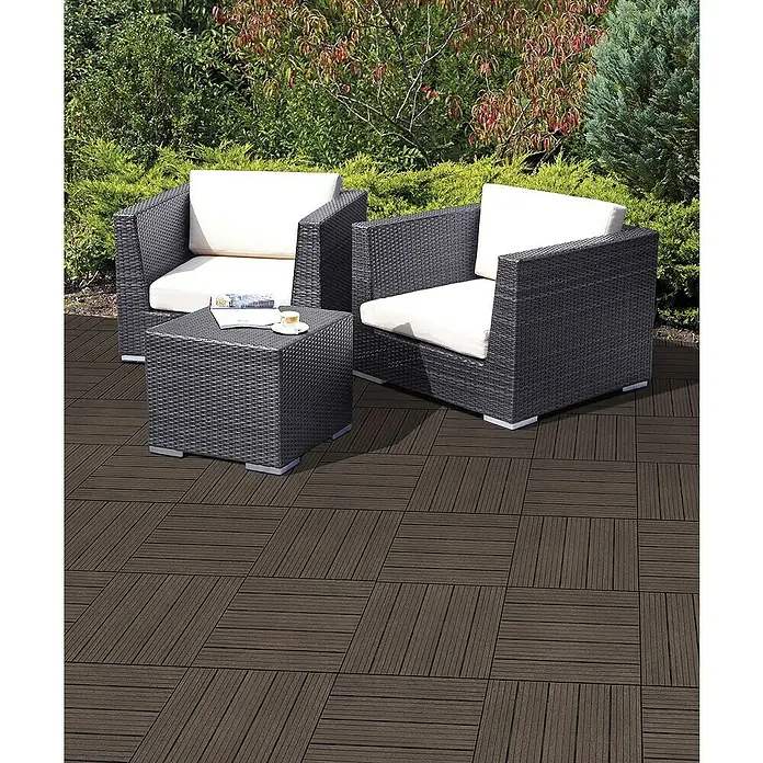 Klickfliese Cosmopolitan - Kunststoff, 45 x 45 x 2,5 cm, Mocha, 1 Stk. - Nahaufnahme von zwei Rattansesseln und einem passenden Tisch auf einer Terrasse, die ein komfortables Outdoor-Erlebnis bietet.