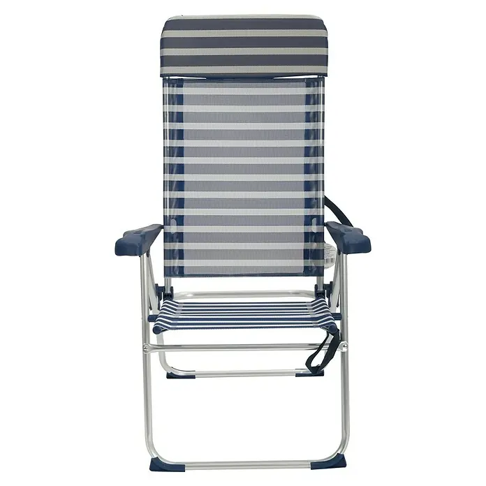 Silla de camping Nora - An x Pr x Al: 63 x 66 x 112 cm, Azul/Blanco, Aluminio/Textiline - Imagen de una silla de playa plegable con rayas blancas y azules y reposabrazos. La estructura es de aluminio de color plateado.
