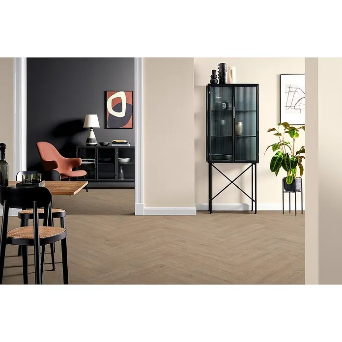 Egger Laminat NatureSense Herringbone - Turin Eiche, Fischgrät, 840 x 168 x 8 mm - Ein stilvolles Interieur mit einem markanten Fischgrätenmuster-Boden, einem schwarzen Vitrinenschrank und modernen Möbeln.