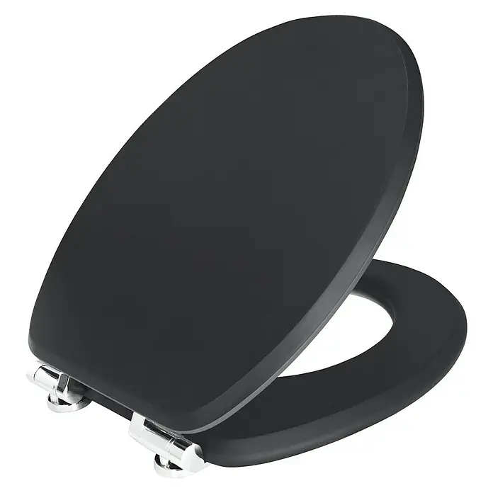 Camargue Tapa de WC Malik - Madera, Negro, Con caída amortiguada - Primer plano de un asiento de inodoro negro con accesorios cromados brillantes sobre un fondo negro. El diseño es elegante y moderno.