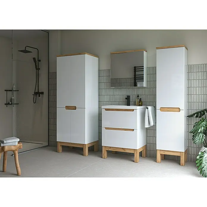 Badmöbel-Set Space System - 61 cm, Weiß/Eiche, Glänzend, Mit Schubladen - Ein modernes Badezimmer-Set mit weißen Möbeln und Holzakzenten, bestehend aus Waschtisch, Spiegelschrank und Hochschränken.