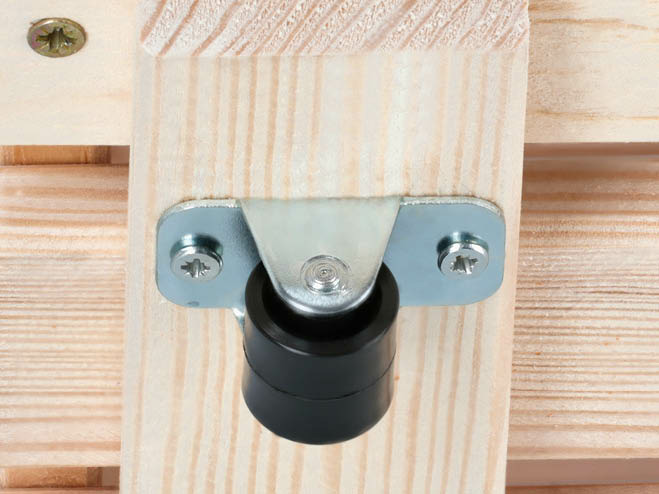 Rollen auf der Unterseite einer Holzkiste