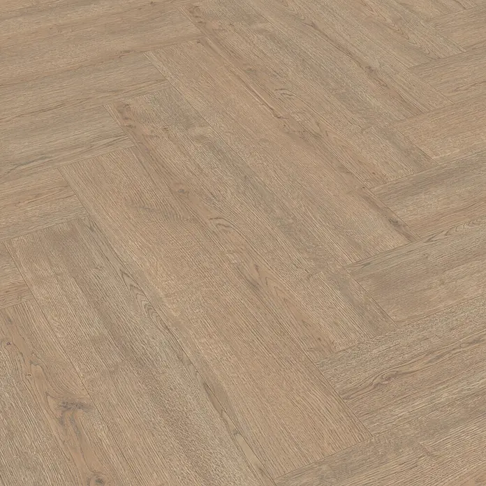 Egger Laminat NatureSense Herringbone - Turin Eiche, Fischgrät, 840 x 168 x 8 mm - Detailaufnahme eines hellbraunen Vinylbodens in Fischgrätmuster. Die Holzoptik verleiht dem Boden ein warmes, natürliches Aussehen.