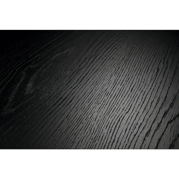 Egger Laminat NatureSense Herringbone - Baronia Eiche hell, Fischgrät, 840 x 168 x 8 mm - Detaillierte Ansicht einer Oberfläche aus schwarzem Holz mit gut sichtbarer Maserung, ideal für Möbel- und Designprojekte.