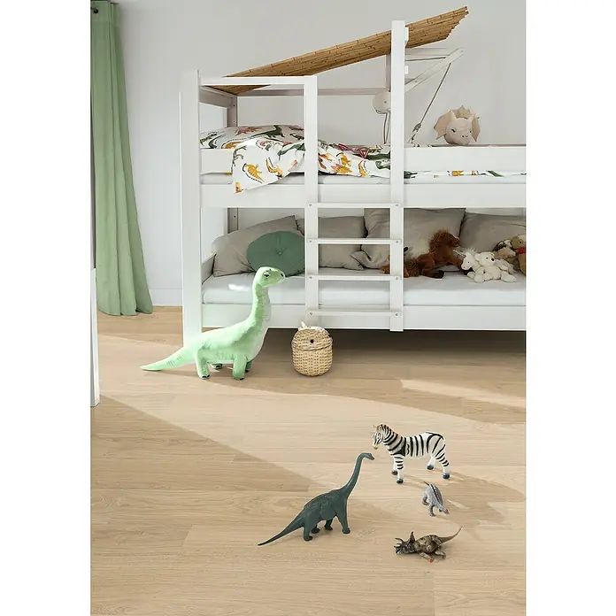 Egger Laminat NatureSense - Falun Eiche, Landhausdiele, 1.292 x 193 x 7 mm - Ein Kinderzimmer mit einem Etagenbett und Dinosaurier-Spielzeugen auf einem hellen Holzboden. Das Zimmer ist hell und freundlich gestaltet.
