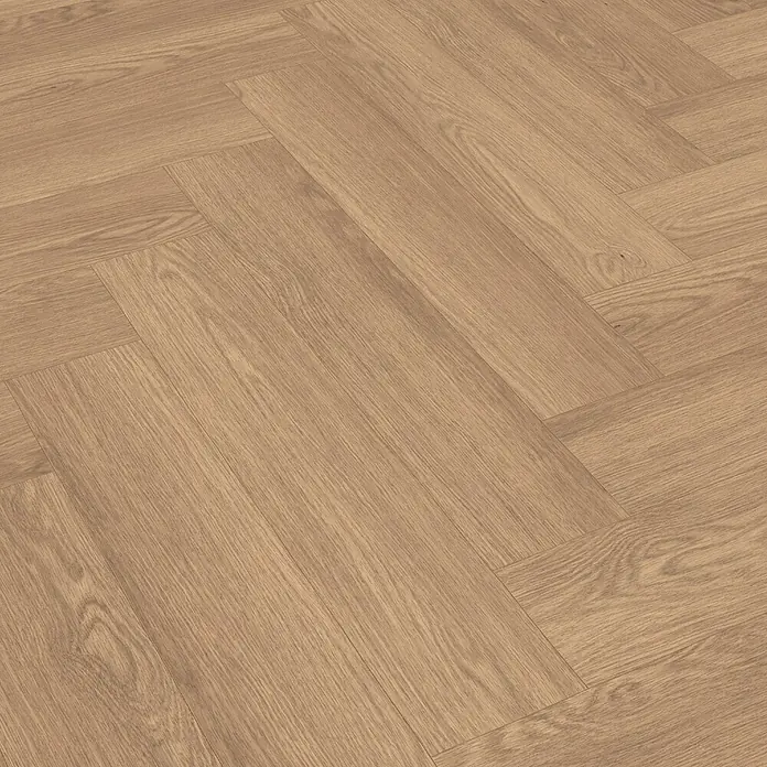 Egger Laminat NatureSense Herringbone - Baronia Eiche braun, Fischgrät, 840 x 168 x 8 mm - Detailaufnahme eines eleganten, hellbraunen Parkettbodens im Fischgrätmuster, der Wärme und Stil in jeden Raum bringt.