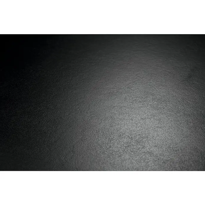 Egger Laminat NatureSense Skanderborg - Skanderborg Eiche braun, Sonstige, 1.292 x 327 x 8 mm - Nahaufnahme einer strukturierten, mattschwarzen Oberfläche, ideal für Hintergründe und Texturen.
