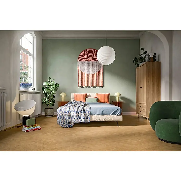 Egger Laminat NatureSense Skanderborg - Skanderborg Eiche honig, Sonstige, 1.292 x 327 x 8 mm - Ein Schlafzimmer mit einem Bett, einem Schrank und einem grünen Sessel, das eine warme und einladende Atmosphäre schafft.
