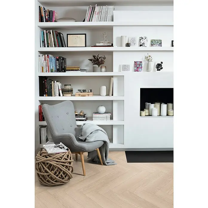 Egger Laminat NatureSense Herringbone - Baronia Eiche hell, Fischgrät, 840 x 168 x 8 mm - Bücherregal mit Leseecke.
