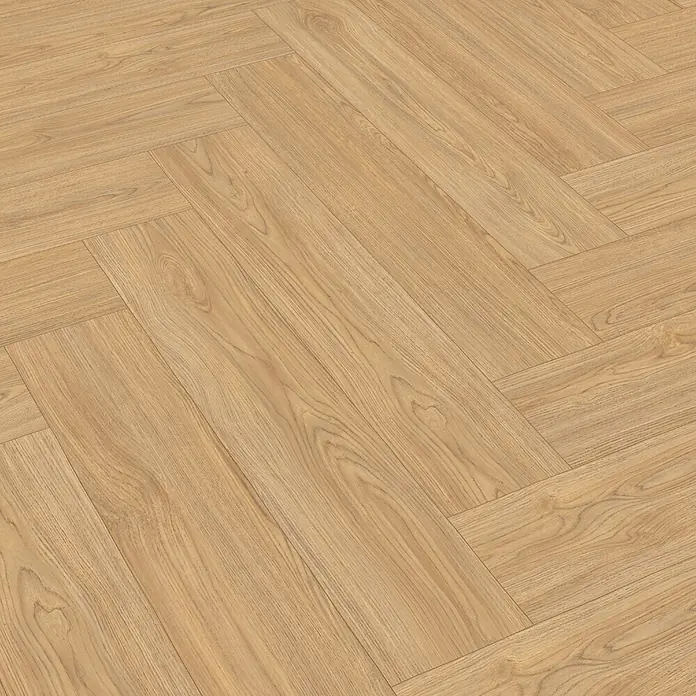 Egger Laminat NatureSense Herringbone - Casella Eiche natur, Fischgrät, 840 x 168 x 8 mm - Nahaufnahme von hellem Laminatboden mit Fischgrätmuster, ideal für moderne Innenräume und einfache Installation.