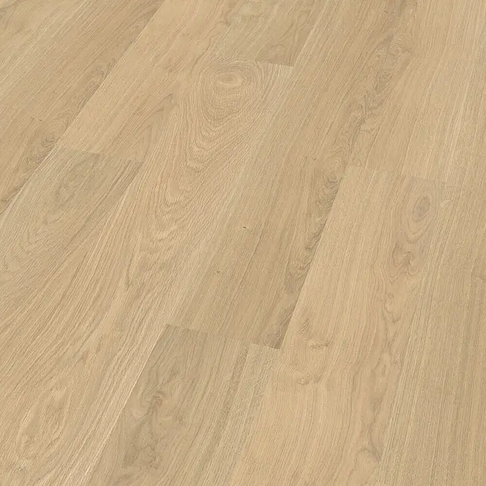 Egger Laminat NatureSense - Falun Eiche, Landhausdiele, 1.292 x 193 x 7 mm - Nahaufnahme eines Laminatbodens in hellen Holztönen, der eine warme und natürliche Atmosphäre vermittelt. Die Textur ist gut sichtbar.