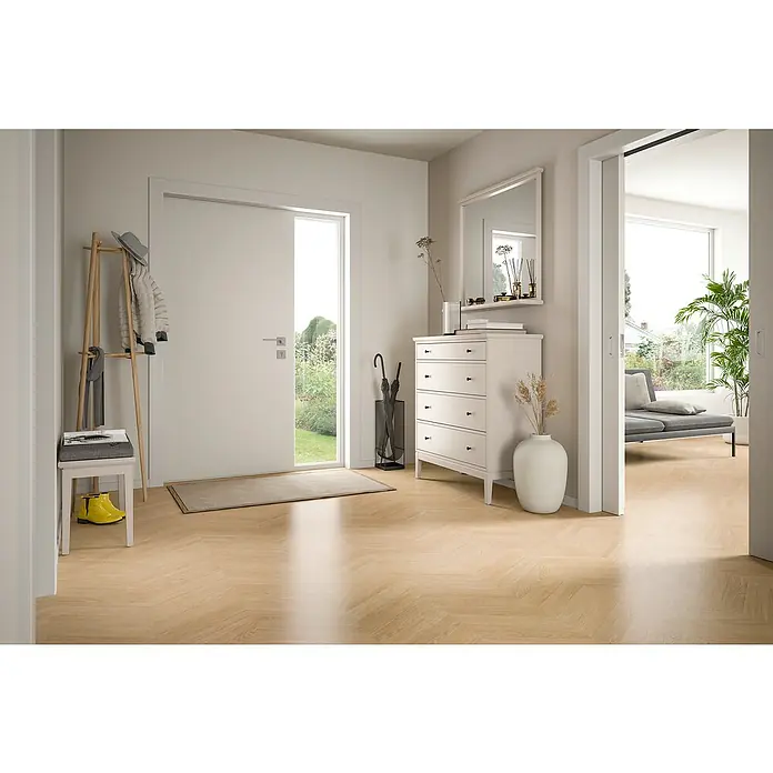 Egger Laminat NatureSense Skanderborg - Skanderborg Eiche sand, 1.292 x 327 x 8 mm - Einladender Flur mit heller Holzbodenfläche, Garderobe und weißer Kommode unter einem Spiegel.