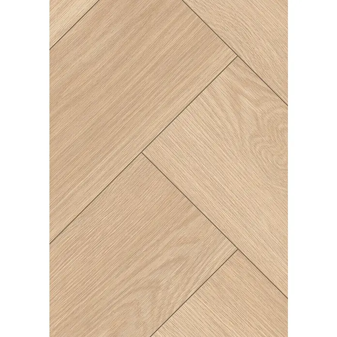 Egger Laminat NatureSense Herringbone - Baronia Eiche sand, Fischgrät, 840 x 168 x 8 mm - Nahaufnahme von hellem Eichenparkett im Fischgrätmuster, das die natürliche Holzmaserung und die subtilen Farbtöne hervorhebt.
