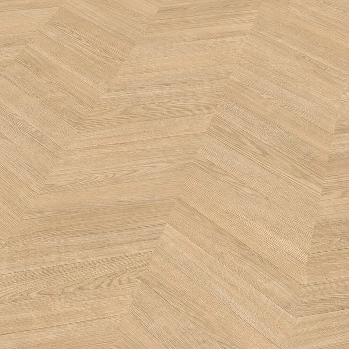 Egger Laminat NatureSense Skanderborg - Skanderborg Eiche sand, 1.292 x 327 x 8 mm - Nahaufnahme eines hellen Holzbodens im Fischgrätmuster, der eine warme und natürliche Ästhetik verleiht. Die Textur und Anordnung der Dielen sind gut sichtbar.