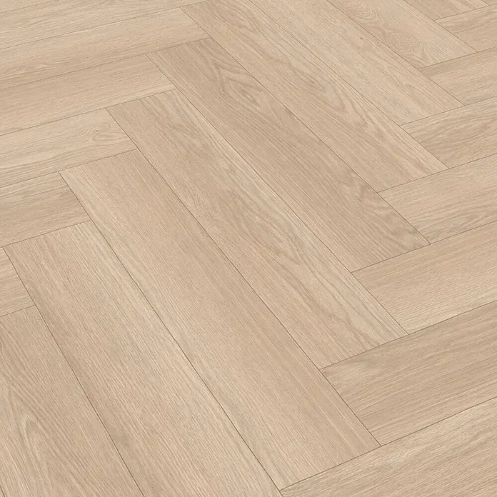 Egger Laminat NatureSense Herringbone - Baronia Eiche hell, Fischgrät, 840 x 168 x 8 mm - Helle Holzböden in Fischgrätmuster verlegt, die eine warme und einladende Atmosphäre schaffen. Ein echter Hingucker für jeden Raum.