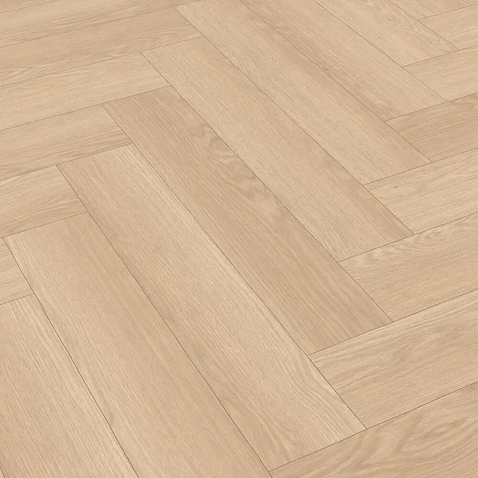Egger Laminat NatureSense Herringbone - Baronia Eiche sand, Fischgrät, 840 x 168 x 8 mm - Helle Holzoptik: Elegantes Fischgrätparkett aus hellem Holz, das Wärme und Stil in jeden Raum bringt. Die natürliche Maserung ist gut sichtbar.