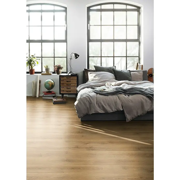 Egger Laminat NatureSense - Nord Eiche natur, Landhausdiele, 1.292 x 193 x 8 mm - Helles Schlafzimmer mit Holzboden und großem Bett, das zum Entspannen einlädt. Die Fenster sorgen für viel Tageslicht im Raum.